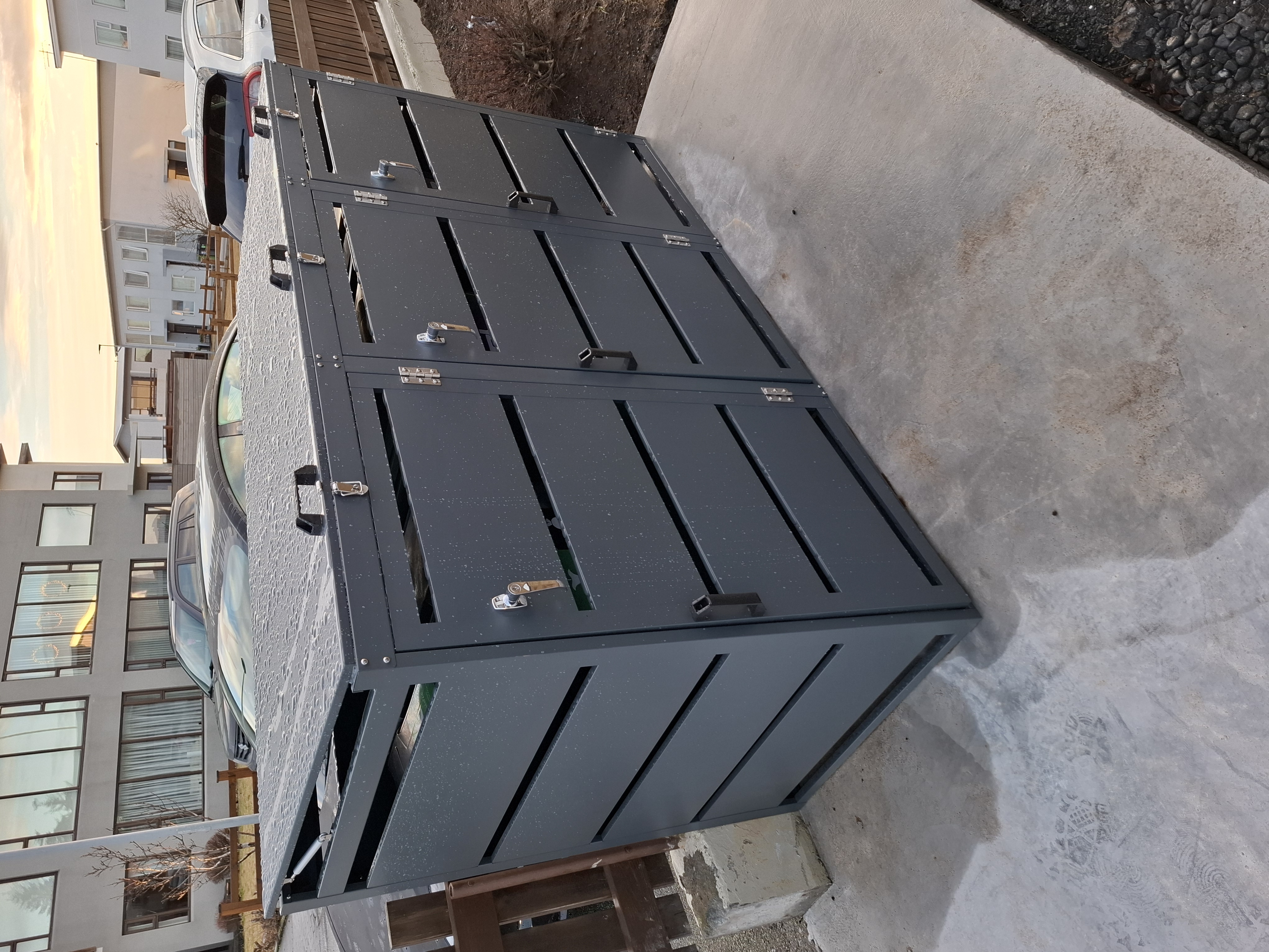 Sorptunnuskýli við fjölbýlishús